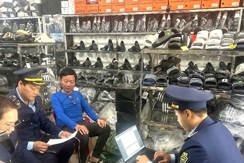 Hàng giả, hàng nhái bủa vây chợ quê ngày Tết