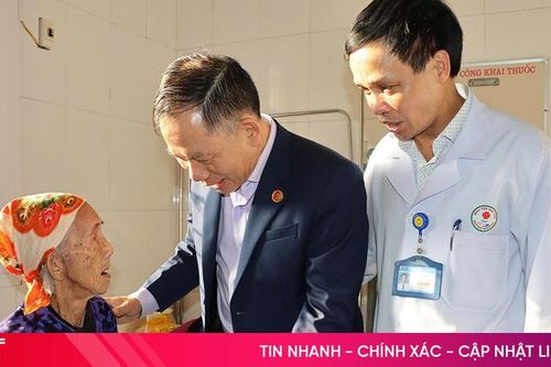 Lãnh đạo Đoàn ĐBQH tỉnh tặng quà Tết tại Trung tâm Y tế Đức Thọ