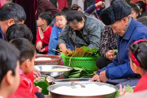 Gói bánh chưng ngày Tết: Khi truyền thống được trao tay cho thế hệ trẻ