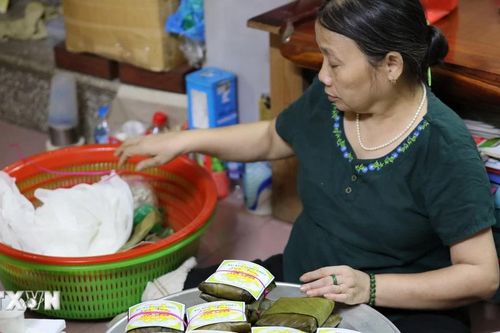 Giữ hồn Tết qua cặp bánh phu thê Đình Bảng