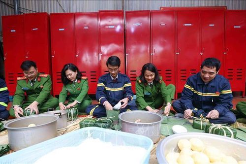 Cảnh sát PCCC Thủ đô vừa gói bánh chưng vừa ứng trực Tết