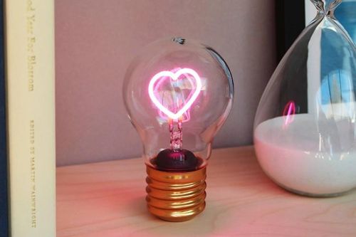 Đèn thông minh: Món quà 'trợ lý cảm xúc' đáng mua dịp Valentine