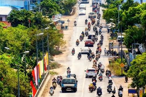 Dòng xe nối dài về quê, ai cũng chỉ mong kịp bữa cơm sum họp