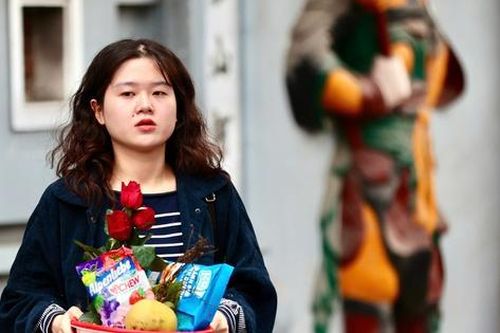Nam thanh nữ tú đến một ngôi chùa ở Hà Nội cầu duyên ngày Valentine
