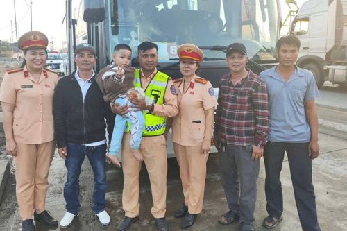 Xe khách bốc cháy ngày giáp Tết, 39 hành khách được giải cứu kịp thời