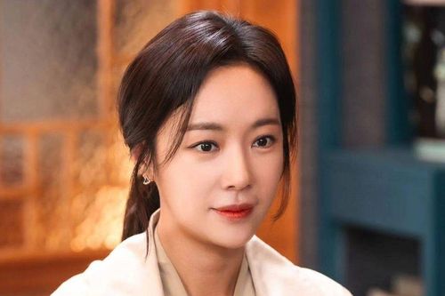 Nữ diễn viên Hwang Jung Eum bị chỉ trích khi phát đồ chơi miễn phí