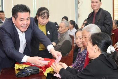 Phó Bí thư Đảng ủy Quốc hội Nguyễn Hồng Diên trao quà cho người dân khó khăn tại Hưng Yên