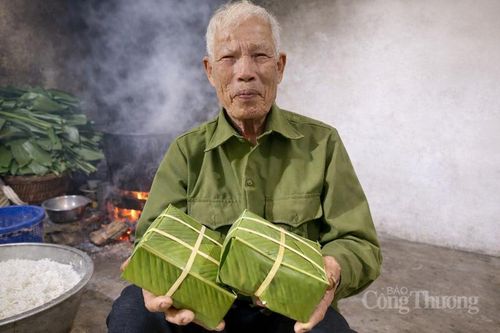Bếp lửa gói bánh chưng đậm hương vị Tết nơi đất lúa