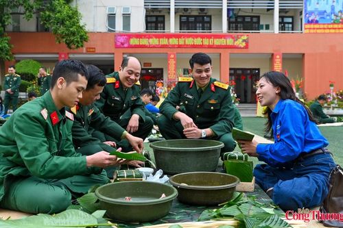 Lữ đoàn 144 tổ chức 'Gói bánh chưng xanh - Thắm tình đoàn kết'