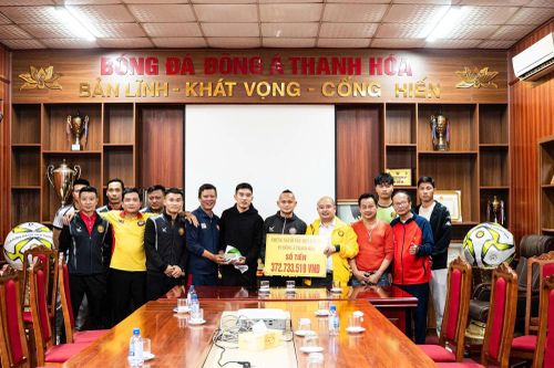 Cổ động viên tặng quà đặc biệt cho Đông Á Thanh Hóa trước thềm Tết Bính Ngọ