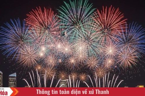 Pháo hoa ngoài ban công