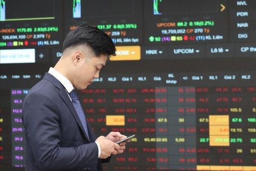 Thêm ba cái tên rời diện công ty đại chúng