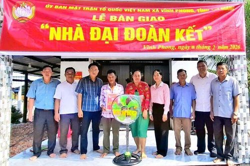 Xã Vĩnh Phong bàn giao 2 căn nhà Đại đoàn kết