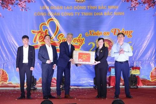 Chủ tịch Ủy ban MTTQ tỉnh Nguyễn Thị Hà tặng quà Tết đoàn viên, công nhân lao động tại xã Lương Tài