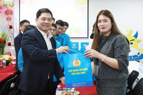 Bí thư Tỉnh ủy Nguyễn Hồng Thái chúc Tết công nhân lao động không về quê ăn Tết tại phường Tiền Phong