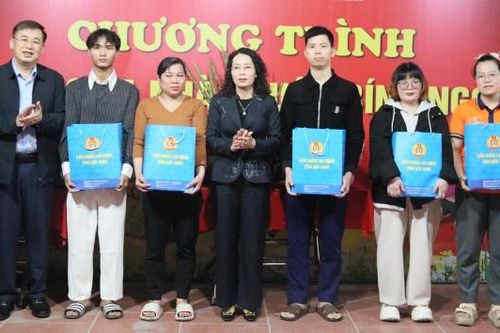 Phó Bí thư Thường trực Tỉnh ủy Nguyễn Thị Hương chúc Tết đoàn viên, công nhân lao động không về quê ăn Tết tại phường Nếnh