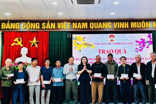 Phường Tam Kỳ huy động gần 1,9 tỷ đồng tặng quà Tết cho hộ nghèo, hộ có hoàn cảnh khó khăn