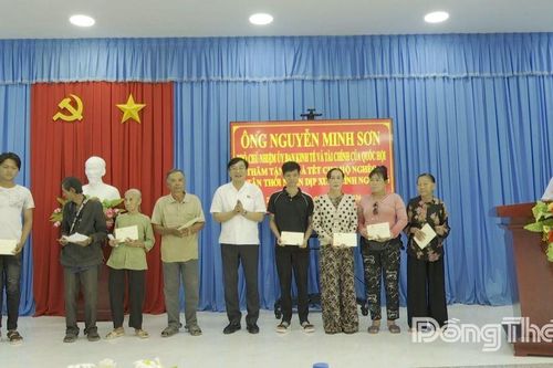 Phó Chủ nhiệm Ủy ban Kinh tế và Tài chính của Quốc hội tặng 20 phần quà tết cho hộ gia đình có hoàn cảnh khó khăn tại xã Tân Thới