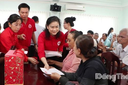 Chủ tịch Trung ương Hội Chữ thập đỏ Việt Nam trao tặng 130 suất quà 'Tết nhân ái' tại xã Mỹ Thọ