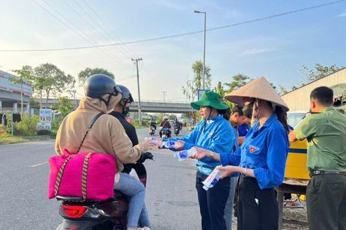 Trạm dừng chân nghĩa tình xã Mỹ An Hưng hỗ trợ bà con về quê đón tết
