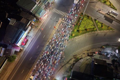 Người dân hối hả trên hành trình về quê đón Tết
