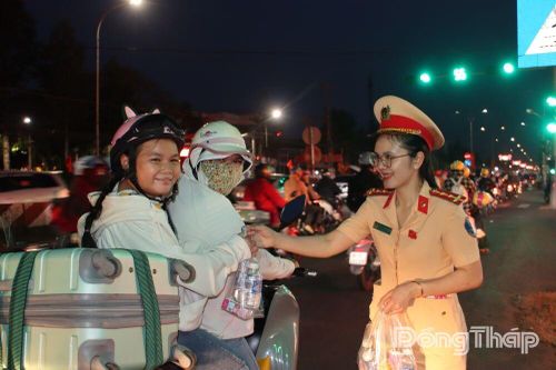 'Trạm dừng chân nghĩa tình': 40 ngàn chai nước phục vụ người dân về quê đón Tết