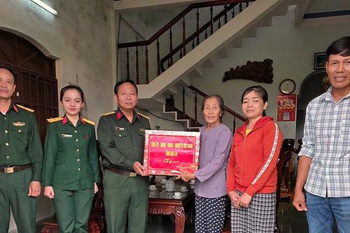 Tặng 200 suất quà Tết cho gia đình quân nhân đang làm nhiệm vụ tại địa bàn khó khăn