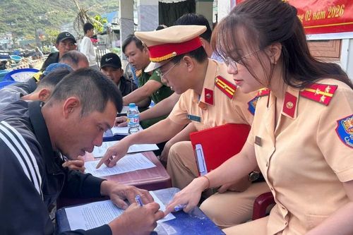 Tuyên truyền pháp luật về an toàn giao thông đường thủy cho người dân Hải Minh