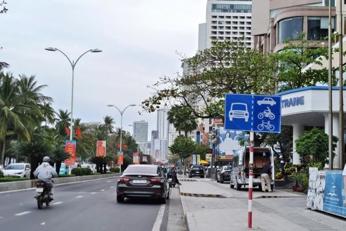 Ô tô con được đi chung làn với xe máy và xe đạp trên đường Trần Phú