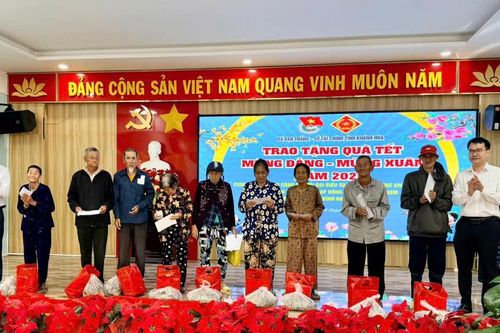 Sở Tài chính Khánh Hòa trao 32 suất quà Tết tại xã Vạn Thắng