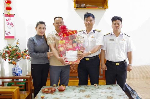 Lữ đoàn 685 tặng quà Tết cho gia đình quân nhân có hoàn cảnh khó khăn