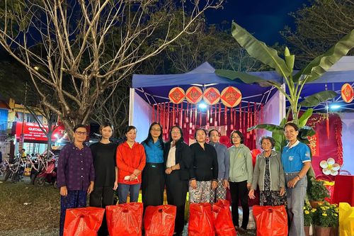 Công đoàn phường Nam Nha Trang phối hợp trao 200 suất quà Tết cho người dân có hoàn cảnh khó khăn