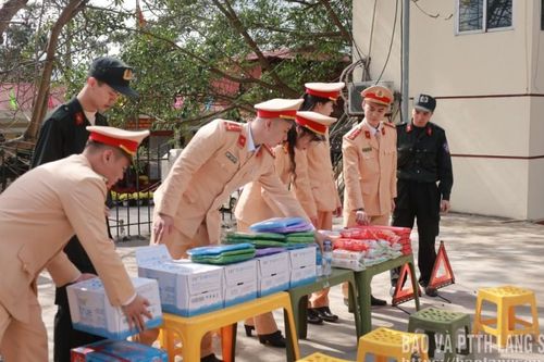 Hỗ trợ người dân về quê ăn tết an toàn