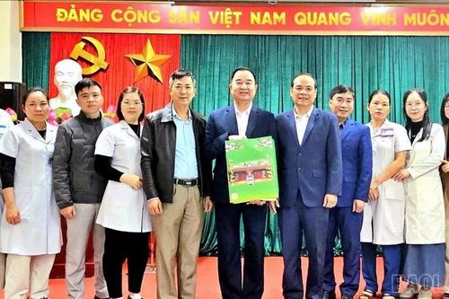 Lãnh đạo phường Cam Đường thăm, chúc tết cán bộ, y bác sĩ các bệnh viện trên địa bàn