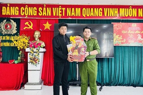 Công an phường Hàm Thắng tặng quà Tết công dân chuẩn bị lên đường nhập ngũ