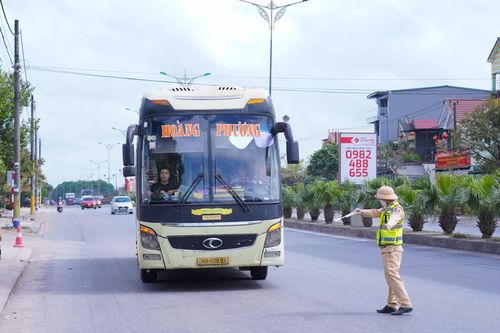 Tăng cường kiểm soát phương tiện vận tải hành khách dịp Tết