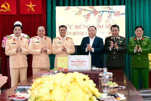 Chủ tịch UBND tỉnh Phan Huy Ngọc thăm, kiểm tra công tác trực Tết tại các đơn vị Công an