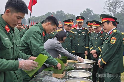 Hội thi gói bánh chưng chào mừng Xuân Bính Ngọ