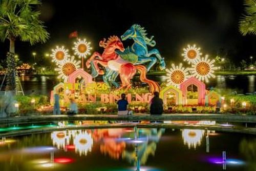 Không gian đường hoa hút hồn người du Xuân