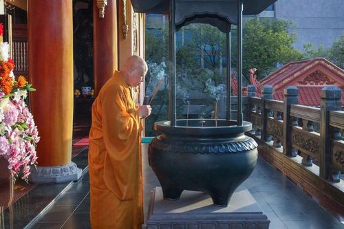 Hòa thượng Thích Lệ Trang nói về nguồn gốc, cách thức làm Lễ giao thừa và tục chọn người 'xông đất' đầu năm