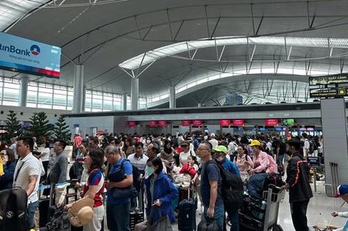 Sân bay Tân Sơn Nhất đón gần 159.000 khách ngày 27 Tết, bến xe TP.HCM cũng đông nghẹt