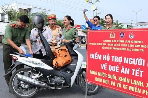 Công an An Giang lập điểm hỗ trợ, đổ xăng và vá xe miễn phí cho bà con về quê