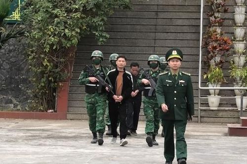 Bắt nhóm đối tượng vận chuyển trái phép tiền tệ qua biên giới