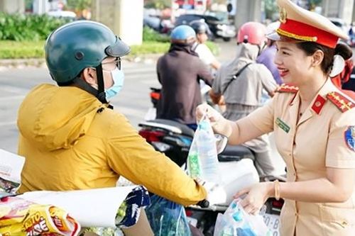 Người dân ấm lòng với 'trạm tiếp sức' trên đường về quê đón Tết