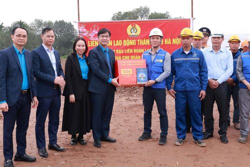 Động viên công nhân làm việc xuyên Tết tại công trình trọng điểm