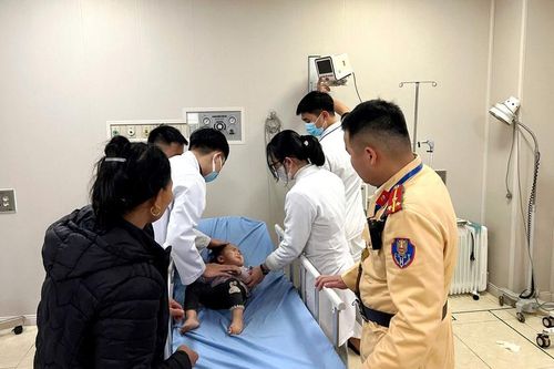 Cảnh sát giao thông Lào Cai dùng xe công vụ đưa cháu bé bị ngã từ tầng 2 nhà sàn đi cấp cứu kịp thời