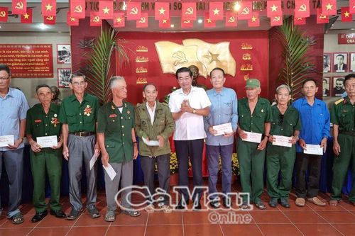 Phó Trưởng ban Nội chính Trung ương Võ Văn Dũng chúc Tết, tặng quà tại Cà Mau