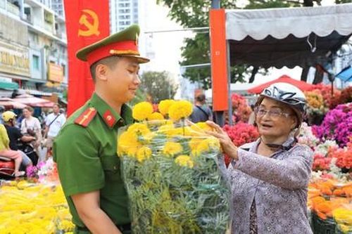 Xuân bình yên từ những hành động nhỏ nhưng đầy ấm áp, yêu thương