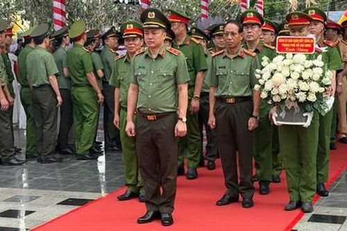 Ban Giám đốc Công an TPHCM dâng hương, dâng hoa tưởng niệm nữ Anh hùng liệt sĩ Võ Thị Sáu