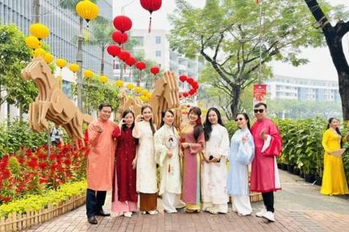 Đường hoa Phú Mỹ Hưng nhộn nhịp bạn trẻ 'Check-in'